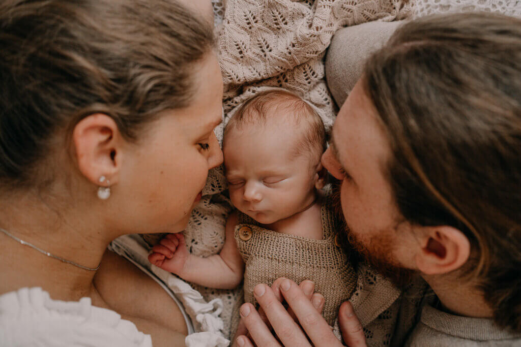 Baby mit Eltern schlafend