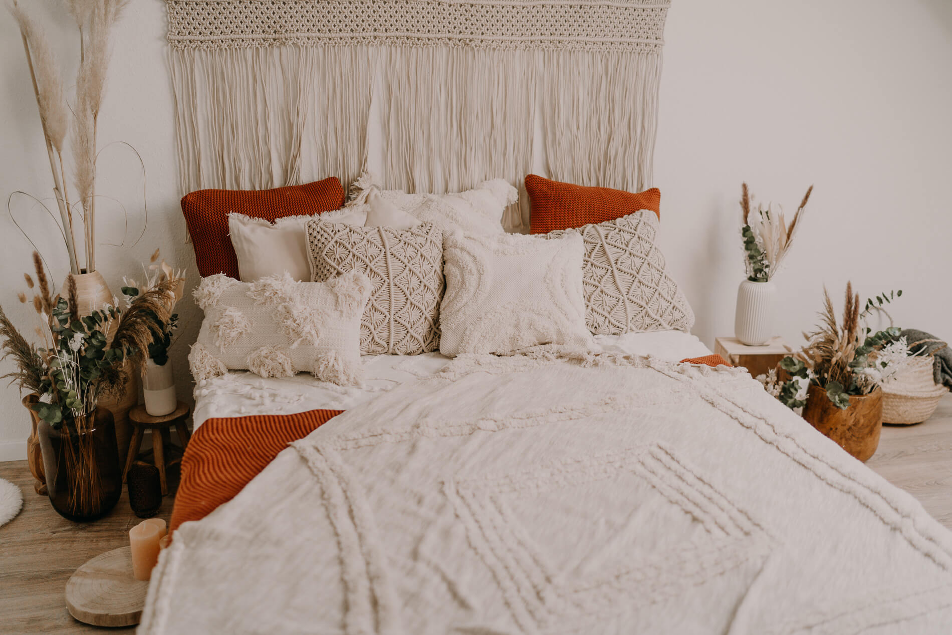 boho tageslichtstudio zum wohlfühlen schöne kissen und trockenblumen